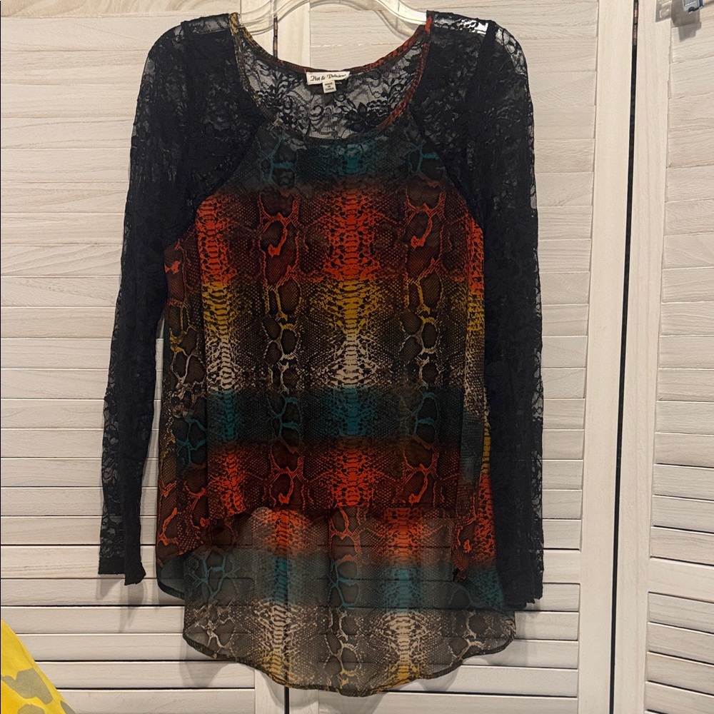 $3 for $25💥Multicolor Lace Sleeve Blouse. Size Medium